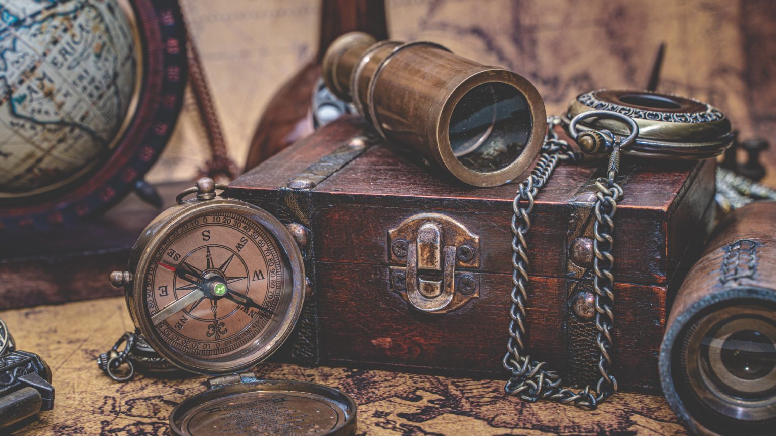 Chasseurs D'objets Les Trésors Cachés De Nos Brocantes Pourquoi faire une chasse au trésor dans Paris ? Activité insolite à