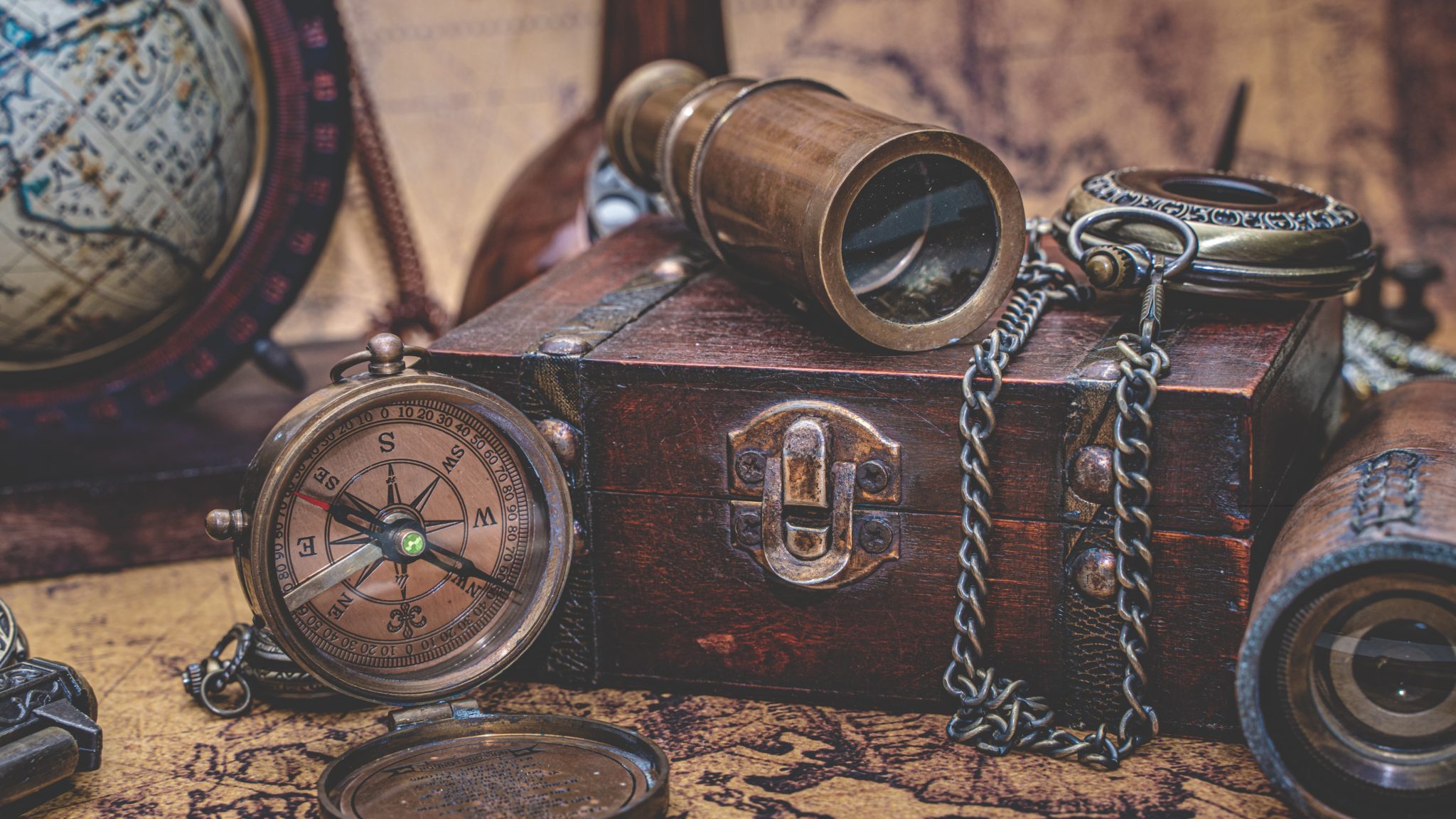 Chasseurs D'objets Les Trésors Cachés De Nos Brocantes Pourquoi faire une chasse au trésor dans Paris ? Activité insolite à